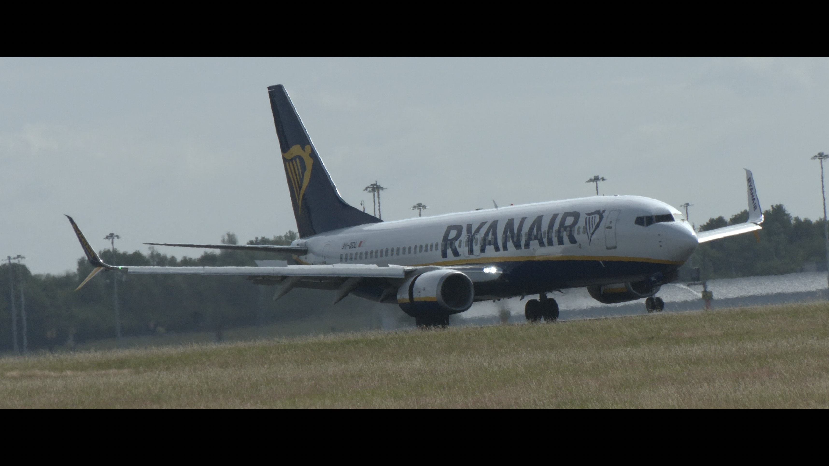 RyanAir Boeing 737 Landing